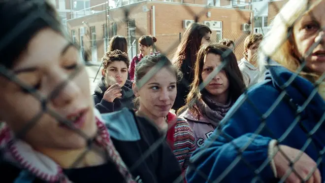 Devojke i muškarci su odvojeni žicom u zasebnim paviljonima i kontakt između njih je tokom godine strogo zabranjen. To, ipak, ne sprečava tajno slanje ljubavnih pisama.