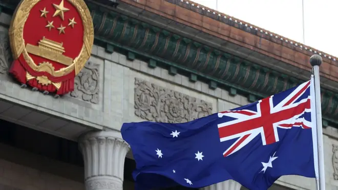 中國國徽和澳洲國旗