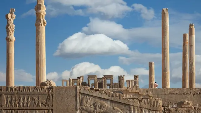 伊朗西南部设拉子（Shiraz）的波斯波利斯皇宫有2500多年历史，图为中央大殿（Apadana 宫）遗址的巨柱和浮雕