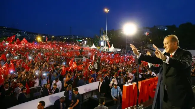 Haberin başlığı, "Erdoğan darbe girişiminin yıldönümünde idam cezasını destekledi".