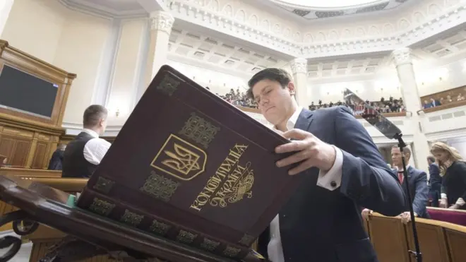 Депутат парламенту гортає Конституцію України