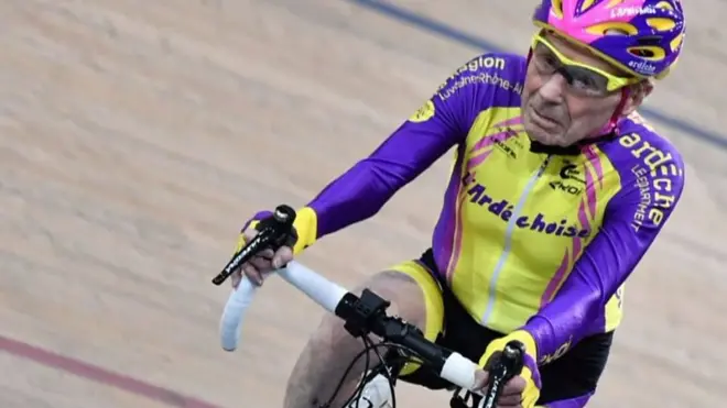 دراج يبلغ من العمر 105 سنوات يسجل رقما قياسيا