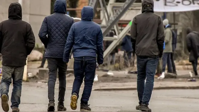 د خېر ښېگڼې ادارو کارکوونکو نن پس له غرمې هم د ښار په بېلابېلو سيمو کې پټو جوړو شويو پنډغالو کې پر کډوالو خواړه ويشل.