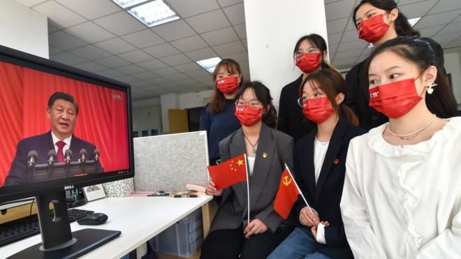 南京一所大學的學生在觀看習近平的演講