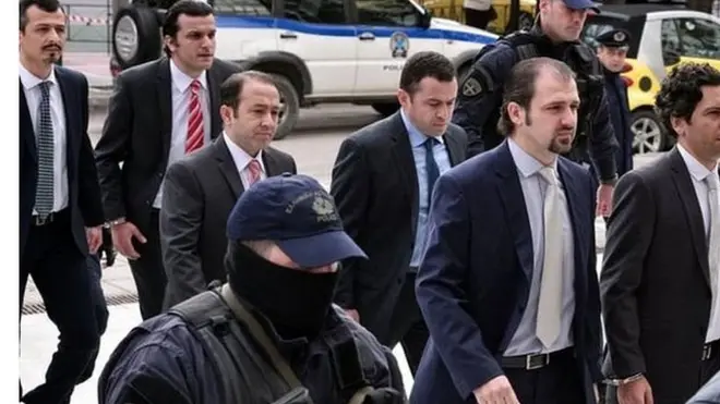 Para anggota militer Turki saat mendatangi kantor pengadilan Yunani.