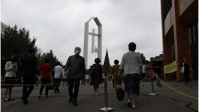 지난 16일 서울 여의도 순복음교회에서 신도들이 현장 예배를 하고 있다