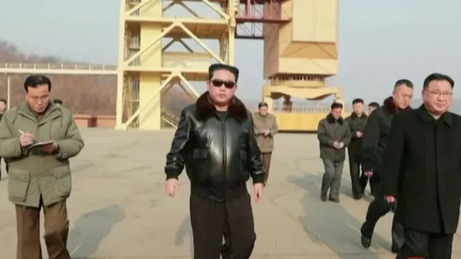 북한 조선중앙통신이 공개한 서해위성발사장 현장지도 하고 있는 김정은 국무위원장 모습