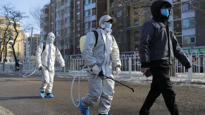 چینايي چارواکو منلې چې تر ۲۵۰۰ ډېر کسان په دې ویروس اخته شوي