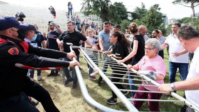 Napeto je bilo proteklih dana u Tirani.