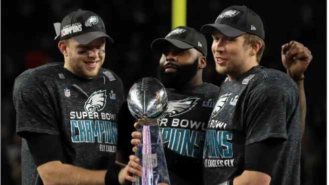 Los Eagles alzaron su primer trofeo en un Super Bowl.