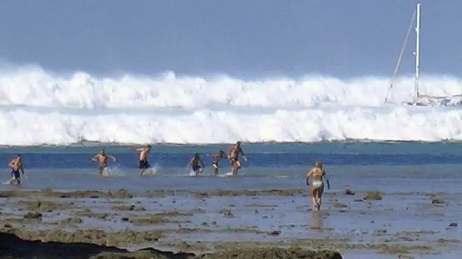 นักท่องเที่ยวต่างชาติที่หาดไร่เลย์ จ. กระบี่ พากันวิ่งหนีคลื่นยักษ์สึนามิ เมื่อวันที่ 26 ธ.ค. 2547