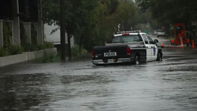 El huracán está ahora azotando las Carolinas.