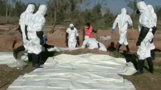 Kantor berita Sana merilis foto para ahli forensik yang memeriksa kuburan massal tersebut.