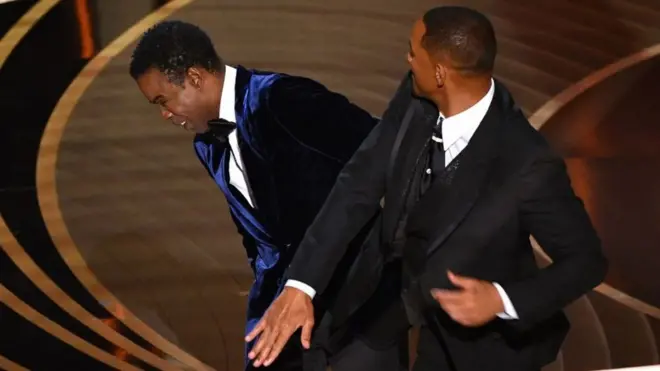 Will Smith golpea a Chris Rock.