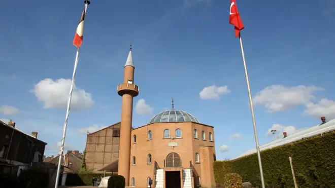 Cami Belçika Türk bayraklı