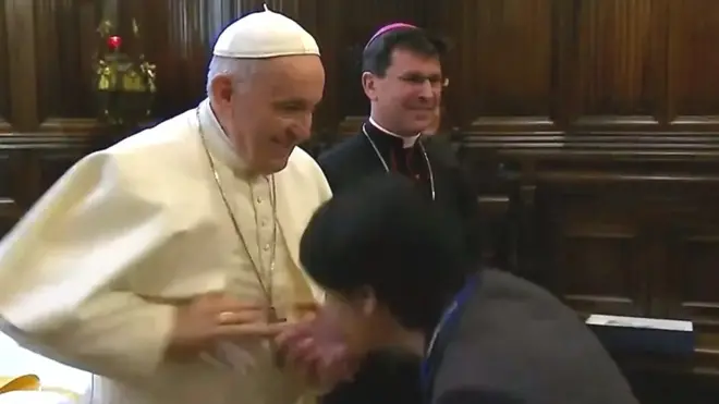 ما أهمية تقبيل الخاتم البابوي عند الكاثوليك؟