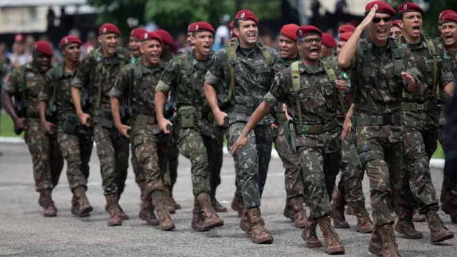 Oficialmente militares não se aposentam, eles passam para reserva