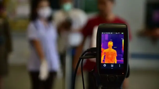 Estos escáneres pueden dejar pasar a los pasajeros que ya están infectados con el nuevo coronavirus, pero que todavía no presentan fiebre.