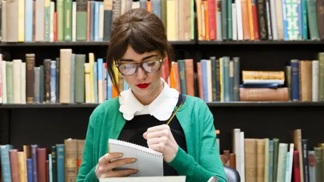 Девушка в библиотеке