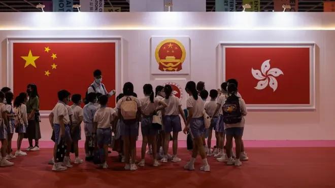 2022年9月2日,在香港舉行的題為「設計25年」的展覽中,一群學童站在國旗旁