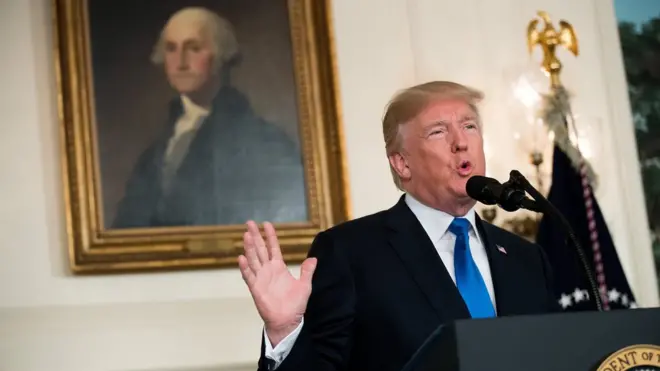 El presidente de EE.UU. señaló que su decisión se enmarca en una evaluación de la política estadounidense hacia Teherán.