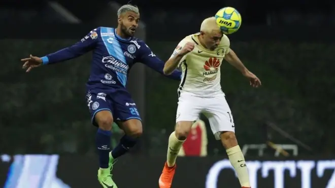 دائیں جانب پابلو اگیلر کو ابتدا میں دس میچوں پر پابندی کی سزا ملی تھی