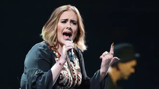 Dengan kekayaan sekitar £125 juta, Adele 'hanya' menempati peringkat ke-19 di bawah para pemusik pria yang lebih tua.