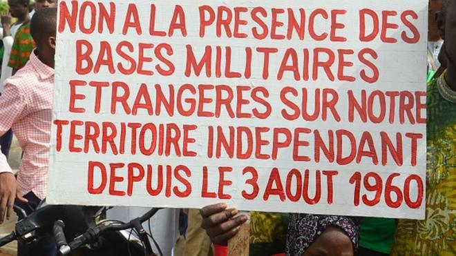 Manifestation contre les bases militaires françaises au Niger