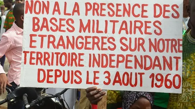 Des étudiants nigériens brandissant une pancarte lors des ,anifestation du sa,edi 25 mai 2019