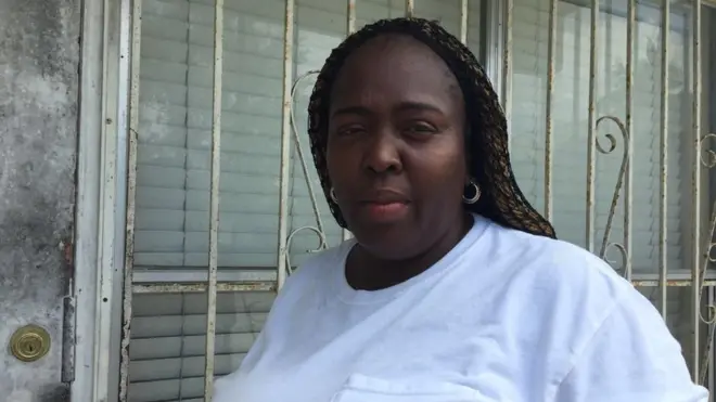 Tiffany Strong, residente del barrio de Overtown, perdió su casa luego de que el huracán Irma inundara su casa e hiciera colapsar el techo.