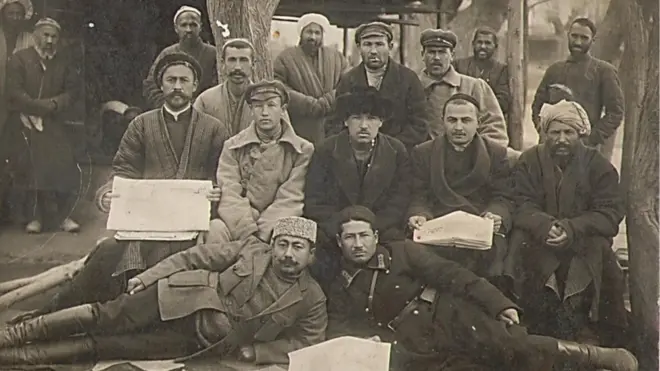 Жўра Тўрабеков, ўнг томонда ёнбошлаб ётибди