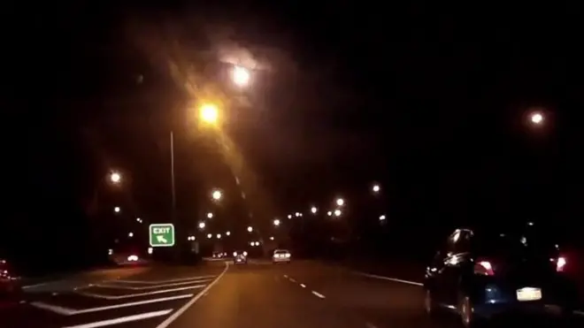 كتلة من اللهب يعتقد أنها شهاب، أنارت سماء مدينة بيرث الأسترالية. والتقطت كاميرات مراقبة وكاميرات مثبتة في سيارات لحظة هبوط الشهاب على الأرض.