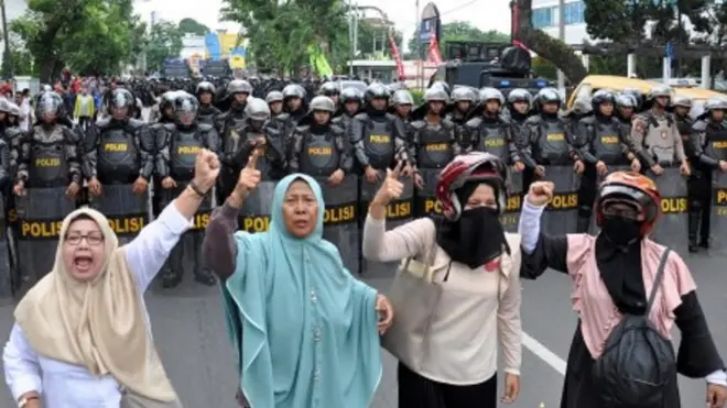 Massa yang tergabung dalam GNPF Sumut melakukan aksi 'long march' menuju kantor Bawaslu Sumut, di Medan, Jumat (10/05). Mereka menuntut Bawaslu Sumut untuk melakukan evaluasi atas penyelenggaraan Pemilu 2019.