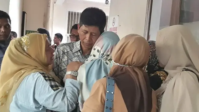 Wahid Husen bersama keluarganya setelah vonis di Tipikor Bandung.
