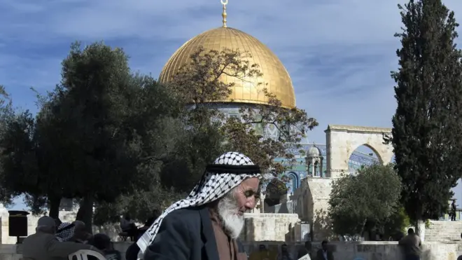 Orang-orang Palestina membaca Quran di kompleks Masjid Al Aqsa, Jerusalem, Israel.