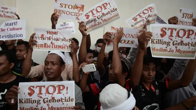 ชาวมุสลิมถือป้ายประท้วง