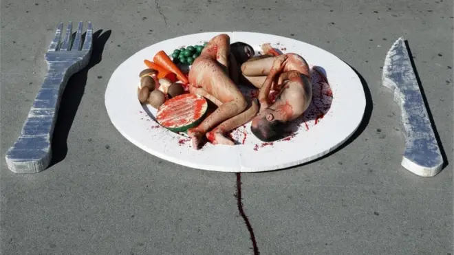 စပိန်နိုင်ငံ ဘာစလိုးနားမြို့က နိုင်ငံတကာ အသား မစားသူများနေ့ အထိမ်းအမှတ်ပွဲမှာ သက်သတ်လွတ် သမားတွေ သရုပ်ပြ ပုံဖော်