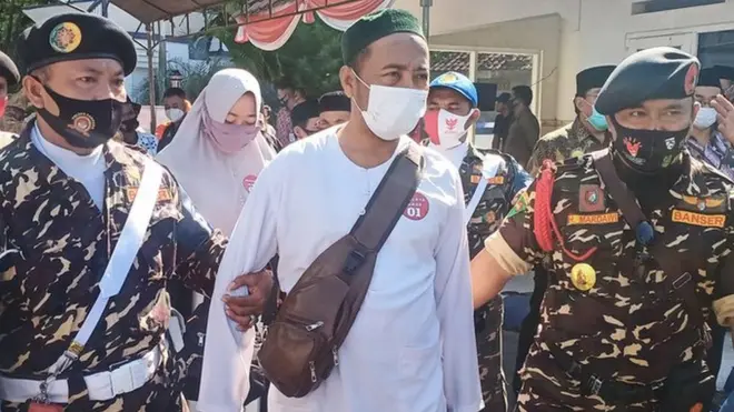 Tajul Muluk memasuki Pendopo Trunojoyo Sampang untuk mengikuti pembaiatan ke Suni, Kamis (05/11).