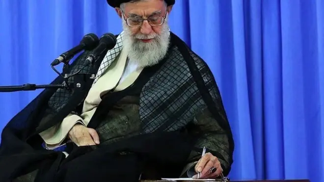 علی خامنه ای در حال نوشتن