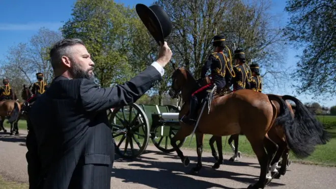 Qof shacab ah oo qaddarin u muujinaya ciidamada fadooleeyda boqortooyada ee safafka dhaadheer ku socdaee ku sii jeeda Windsor Castle, Berkshire