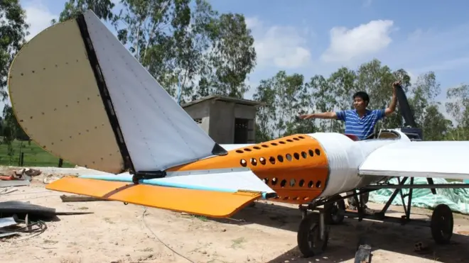 Long es un mecánico entrenado que dirige su propio garaje.