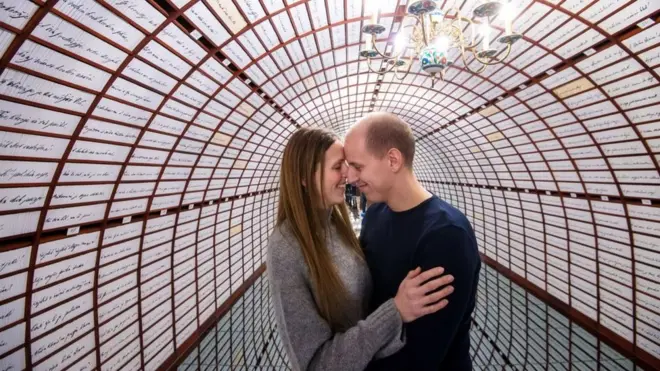 Закохані в словацькому музеї, де відкрився "Банк кохання"