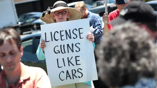"Права на владение оружием как права на управление автомобилем". Но разве мало на дорогах аварий?