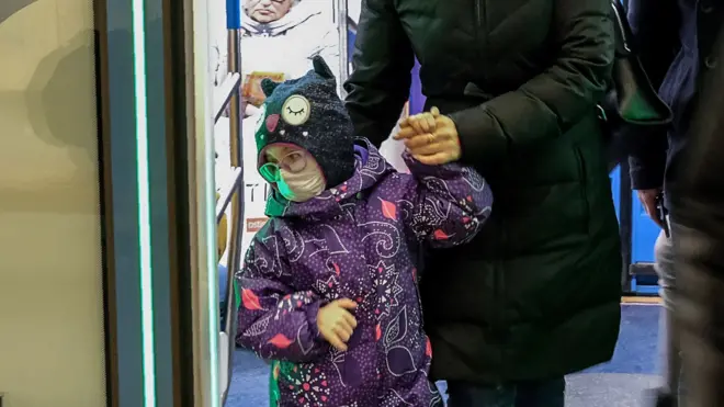 Ребенок в маске