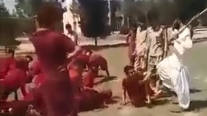 ویڈیو میں واضح طور پر ایک شخص کہتا ہے کہ نویں جماعت کے طلبہ کی پٹائی کی جائے