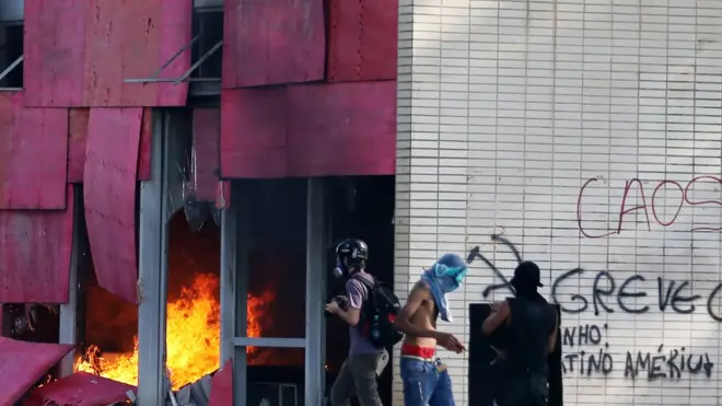 Los manifestantes iniciaron un incendio en la sede del ministerio de Agricultura.