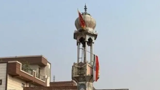 بی بی سی کی اس تصویر میں واضح طور پر دو پرچم نظر آ رہے ہیں