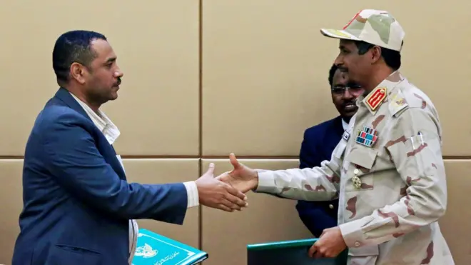 بعد توقيع الإعلان الدستوري السودانيون يستبشرون بالمستقبل ودعوات لليقظة