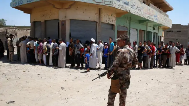 سكان غرب الموصل يصطفون لتسلم معونات في أول ايام العيد