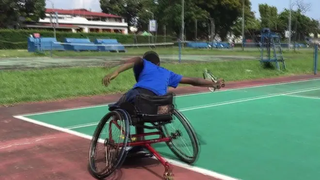 Il dompte le handicap et réalise son rêve de tennisman